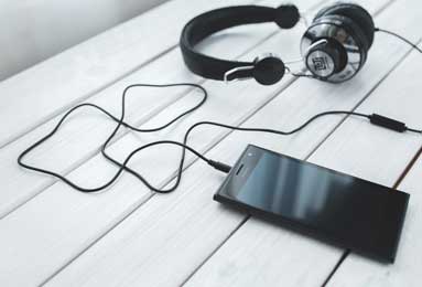 pg电子手机版-大汗淋漓！骑士队莫布里在田径场训练 主要有阻力跑&amp;amp;带球跑等内容