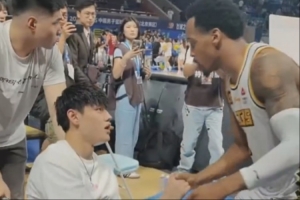 pg电子手机端-暖心一幕！曾凡博离场时 对手布朗、奈特、朱俊龙跑过来送上安慰