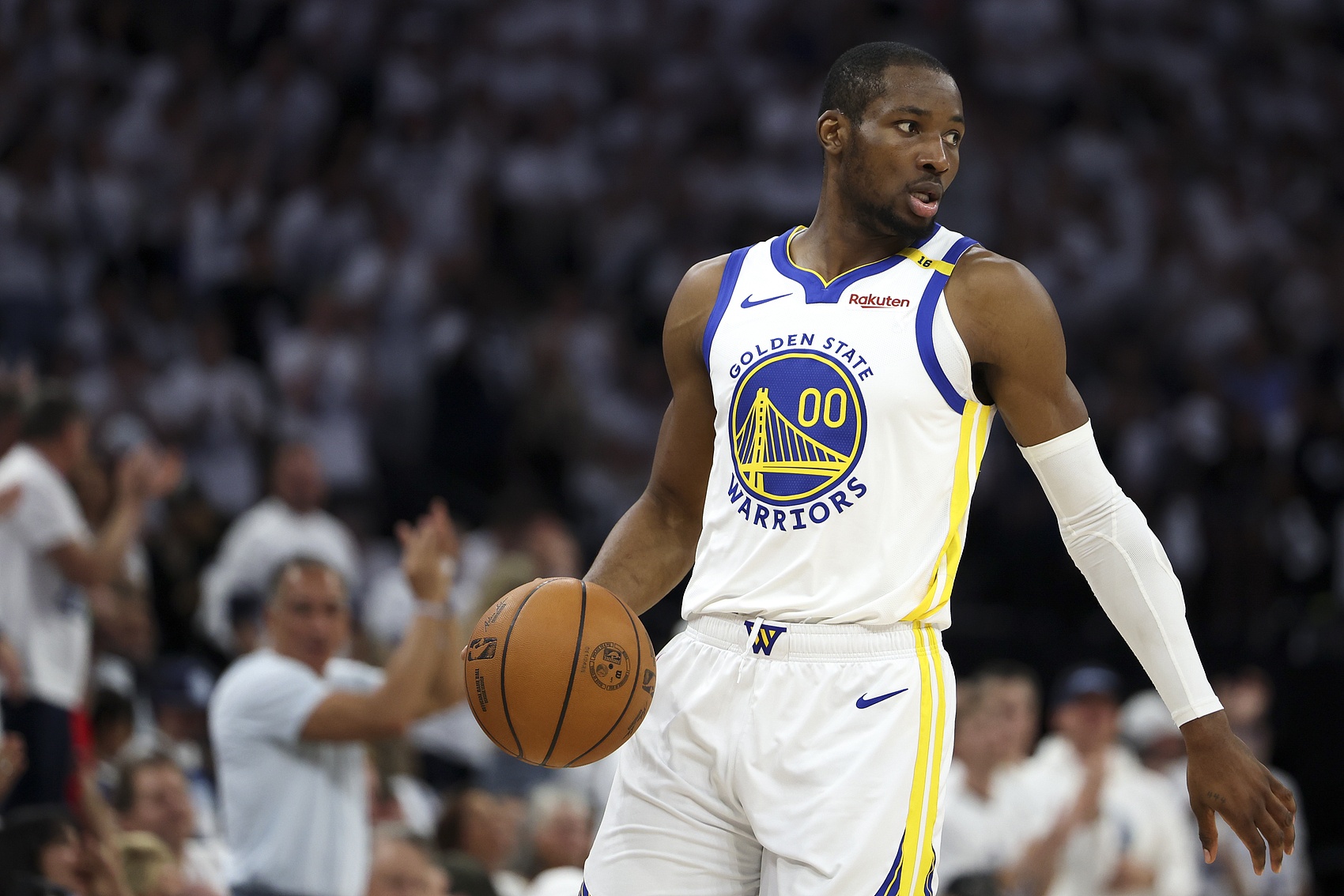 库明加遭严密防守！勇士队内高管数量惊人，湾区记者揭秘达43人