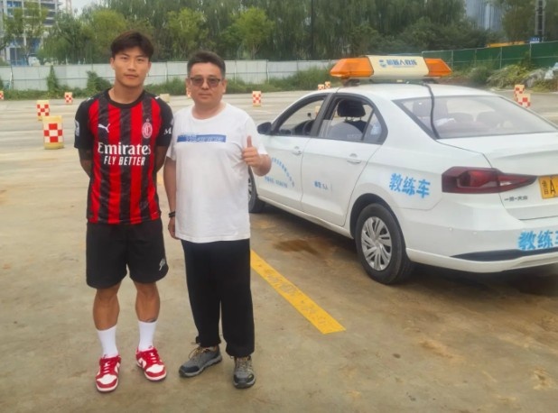 pg电子手游-谢文能驾校练车身着AC米兰新款战袍
