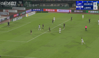 错失良机，阿苏埃上半场尾声阶段近距离推射，皮球被挡偏出立柱